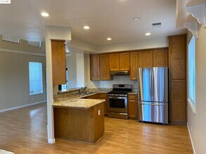 5239 Woodside Way in Antioch, CA - Building Photo - Building Photo