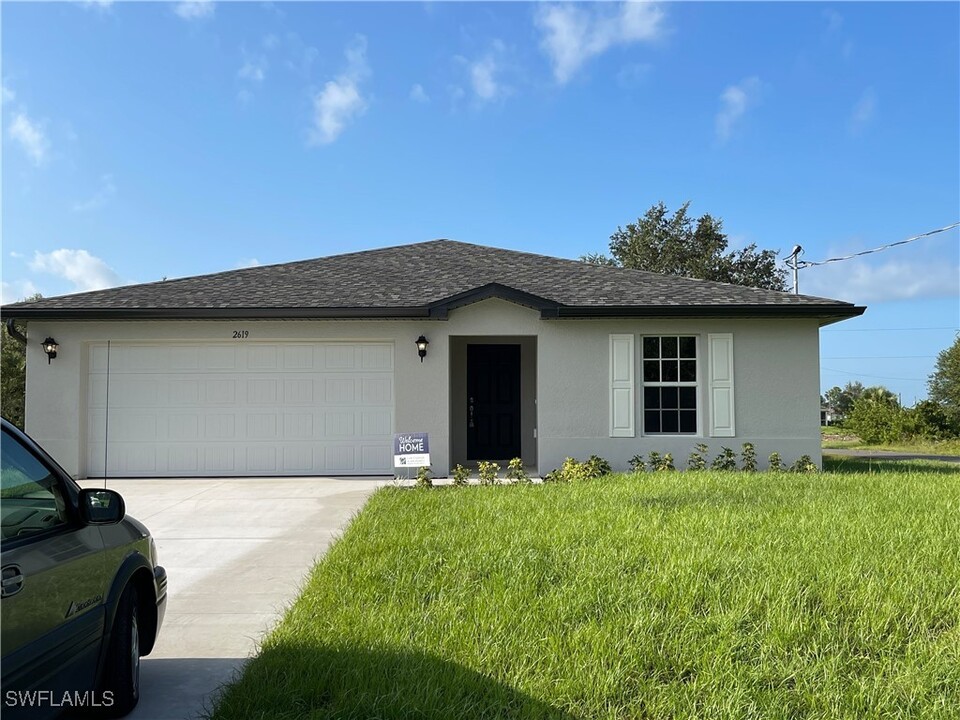 2619 66th St W in Lehigh Acres, FL - Foto de edificio