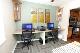 Esperanza Village Apartments in Colorado Springs, CO - Foto de edificio - Interior Photo