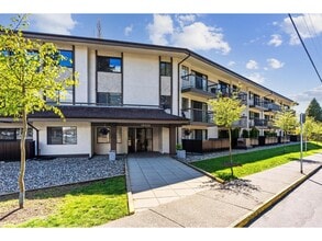 15020 North Bluff Rd in White Rock, BC - Building Photo - Building Photo