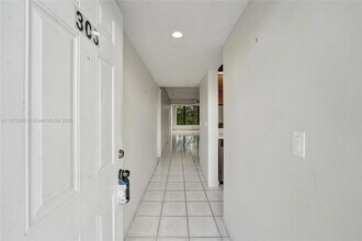 1502 Whitehall Dr, Unit 303 in Davie, FL - Building Photo - Building Photo
