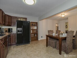 33 Windsor Dr in East Brunswick, NJ - Building Photo - Building Photo
