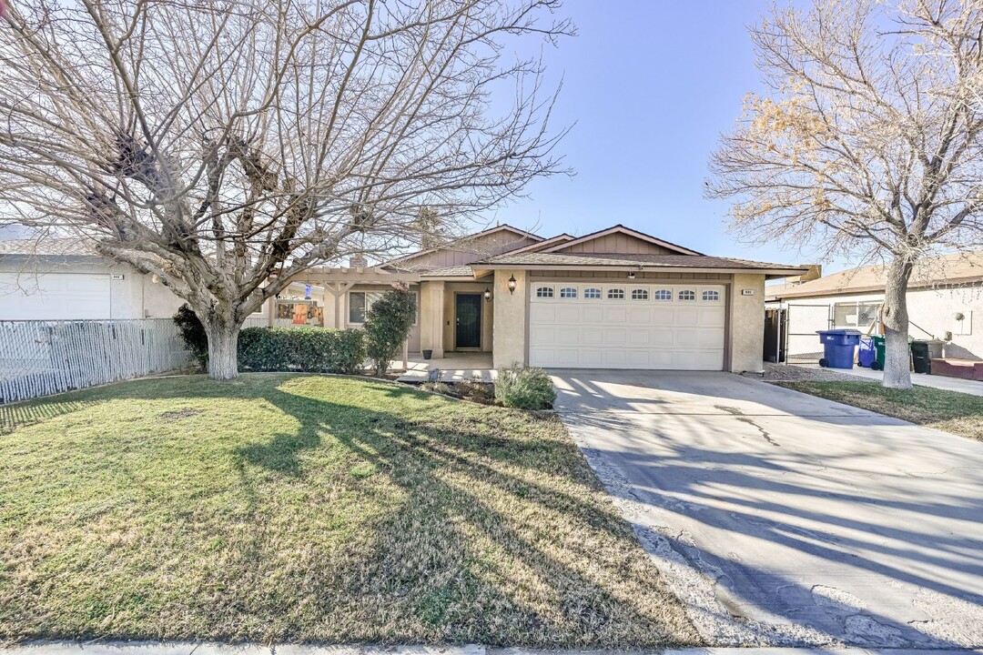 405 S Fountain St in Ridgecrest, CA - Building Photo