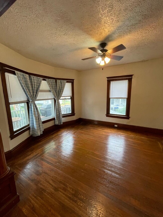 1110 W Jackson St, Unit 2 in Bloomington, IL - Foto de edificio - Building Photo