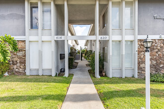 Valley Manor Apartments in Alhambra, CA - Foto de edificio - Building Photo