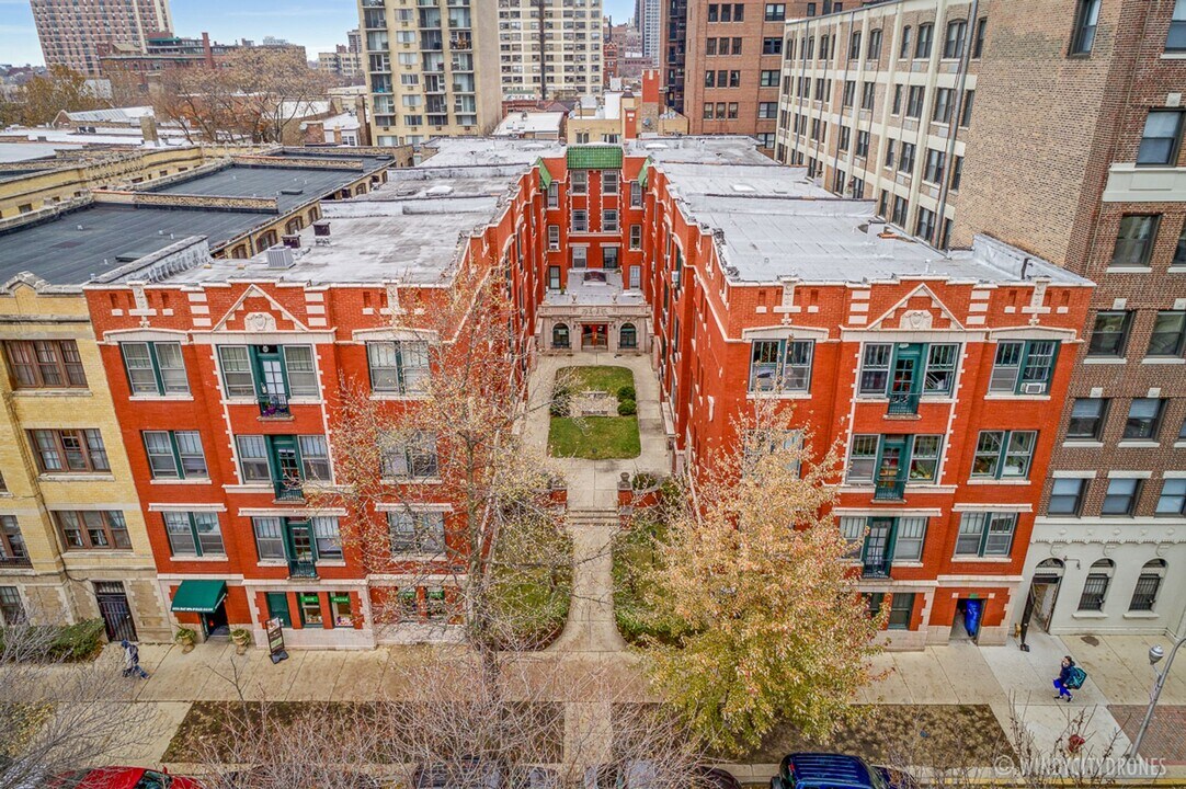 428 W Surf St, Unit 1H in Chicago, IL - Building Photo