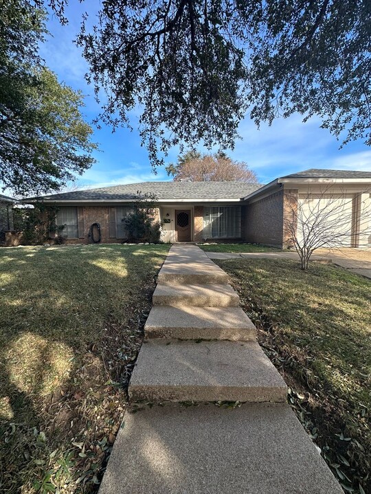 8304 El Retiro Rd in Fort Worth, TX - Building Photo