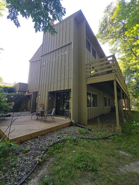 1859 Yuma Ln N in Plymouth, MN - Foto de edificio