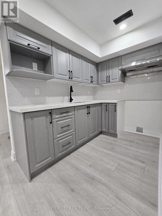 181 Forestwalk St in Kitchener, ON - Building Photo