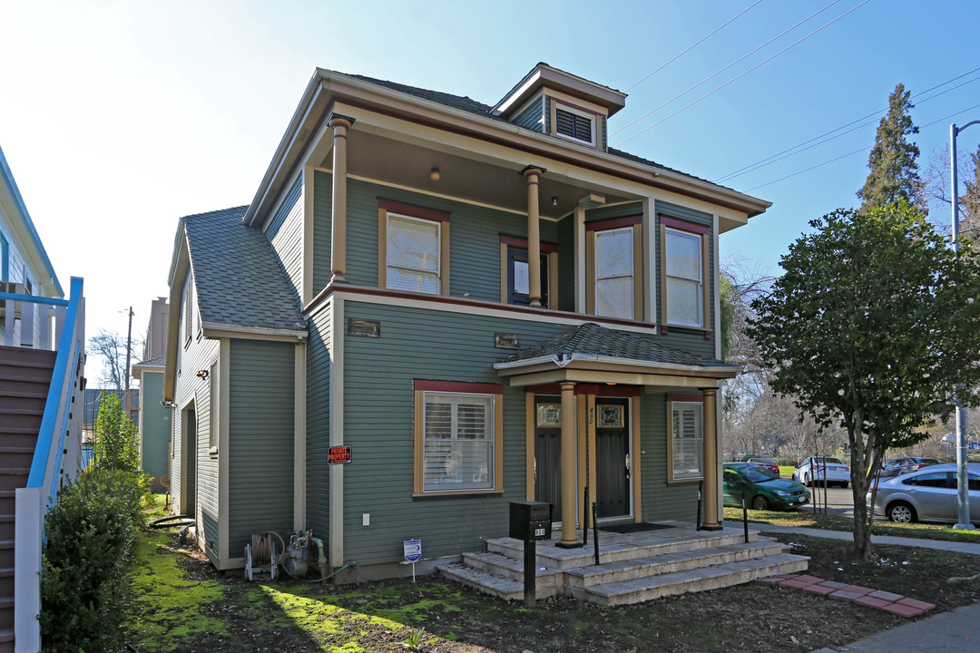 800-802 U St in Sacramento, CA - Building Photo