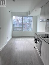 8 Wellesley St W in Toronto, ON - Building Photo - Building Photo