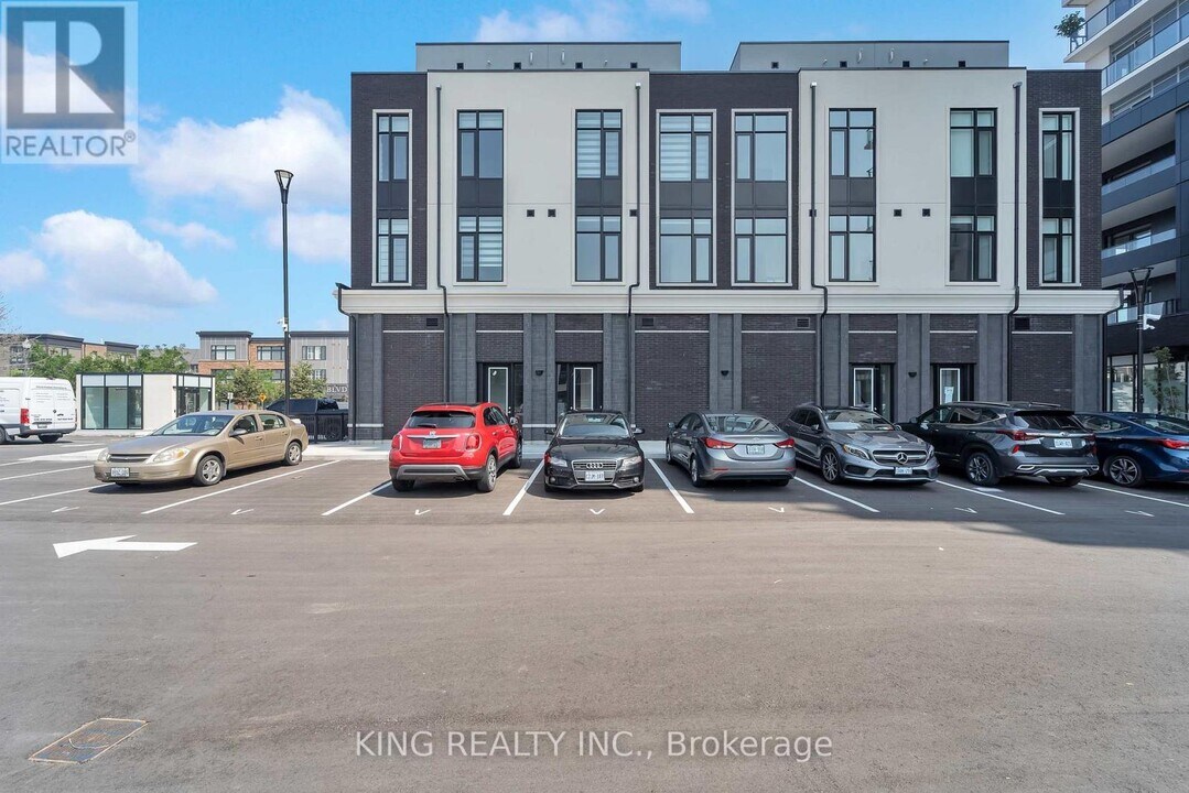 34 Andres Cmn in Grimsby, ON - Building Photo