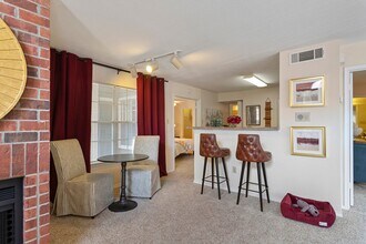 2401 Revere St in Houston, TX - Building Photo - Building Photo