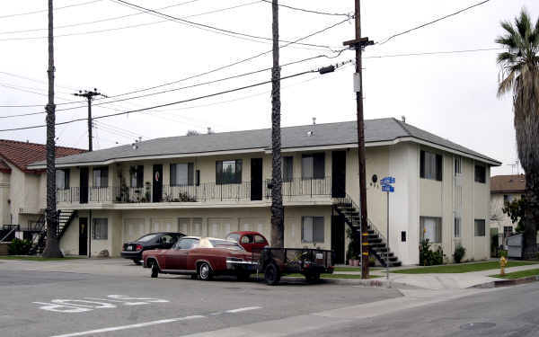 901 Carob Way in Montebello, CA - Foto de edificio