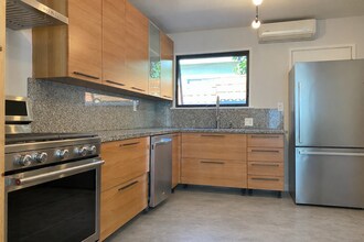 8591 Higuera St in Culver City, CA - Building Photo - Building Photo