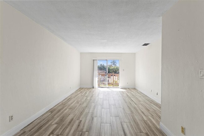 493 NW 43rd St in Oakland Park, FL - Building Photo - Building Photo