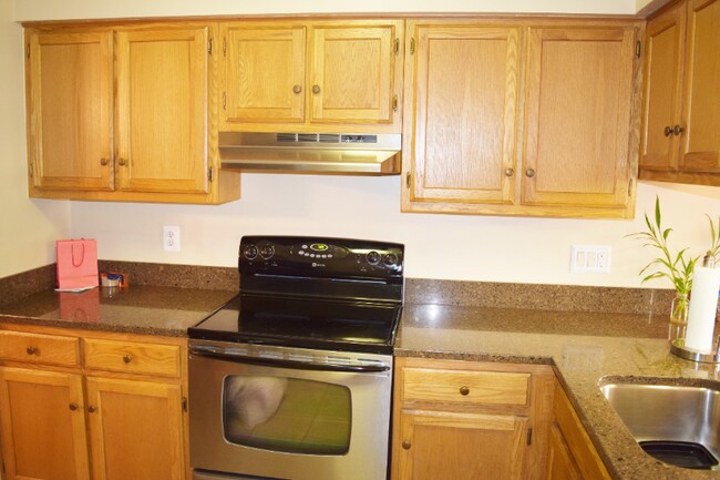 9745 Lake Shore Dr in Gaithersburg, MD - Foto de edificio - Building Photo