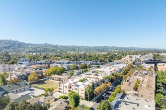 10618 Woodbridge St in Studio City, CA - Building Photo - Building Photo