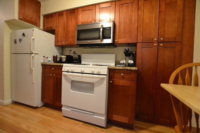 2021 Commonwealth Ave, Unit 24 in Boston, MA - Foto de edificio - Building Photo
