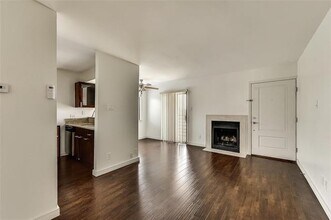 8180 Lemmon Ave in Dallas, TX - Building Photo - Building Photo
