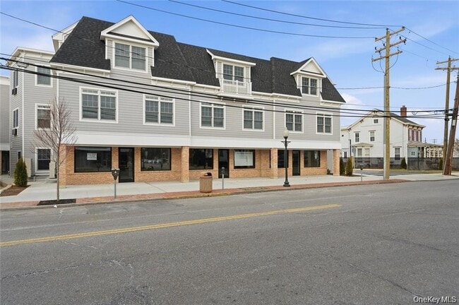 180 Deer Park Ave, Unit 306 in Babylon, NY - Building Photo - Building Photo