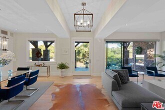 111 Lake Sherwood Dr in Lake Sherwood, CA - Building Photo - Building Photo