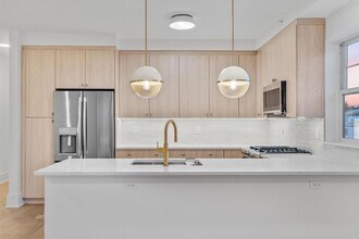 525 AVENUE E in Bayonne, NJ - Building Photo - Building Photo