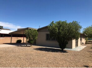 1132 E 26th St in Tucson, AZ - Foto de edificio - Building Photo