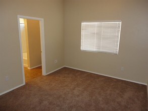 6563 E Ladonna Ln in Tucson, AZ - Foto de edificio - Building Photo
