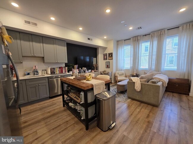 742 S 4th St, Unit 2F in Philadelphia, PA - Building Photo - Building Photo