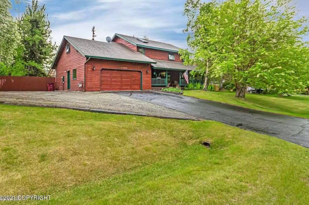 11070 Equestrian St in Palmer, AK - Building Photo