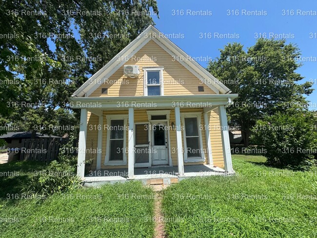 106 E 6th St in Sedgwick, KS - Building Photo - Building Photo
