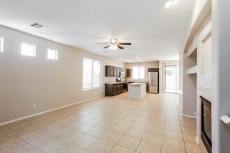 2507 W Old Paint Trail in Phoenix, AZ - Foto de edificio - Building Photo