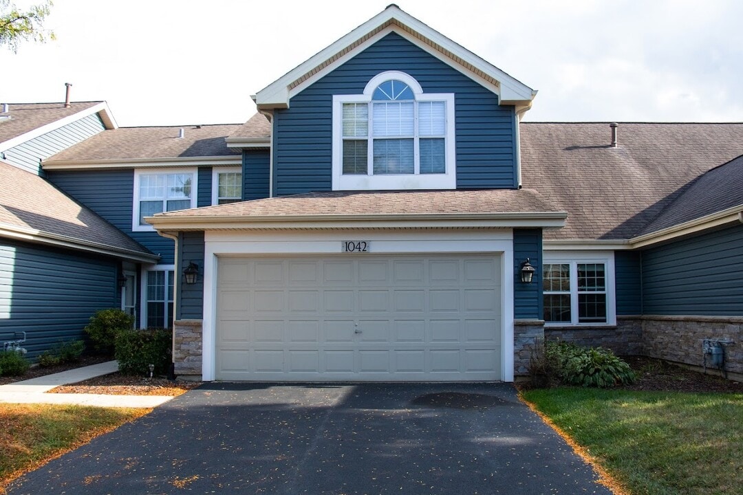 1042 Ridgefield Cir in Carol Stream, IL - Building Photo