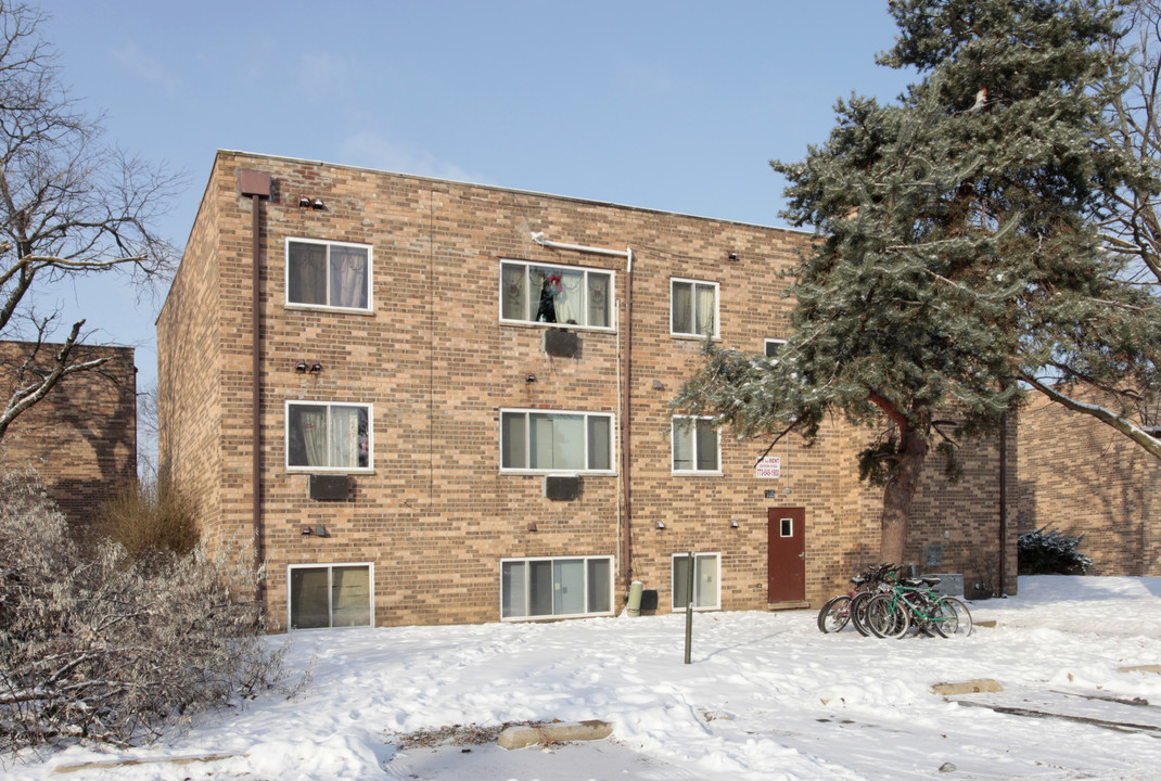 1165 N Boxwood Dr in Mount Prospect, IL - Building Photo