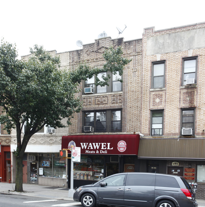 68-33 Fresh Pond Rd in Ridgewood, NY - Foto de edificio