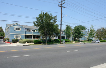 Ashlee Manor Senior Living in Simi Valley, CA - Building Photo - Building Photo