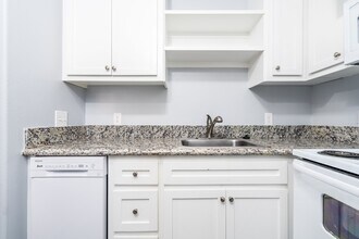 207 N Poplar St in Tomball, TX - Building Photo - Building Photo