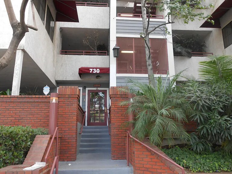 730 W 4th St in Long Beach, CA - Building Photo