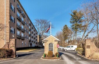 4 Consulate Dr in Eastchester, NY - Building Photo - Building Photo