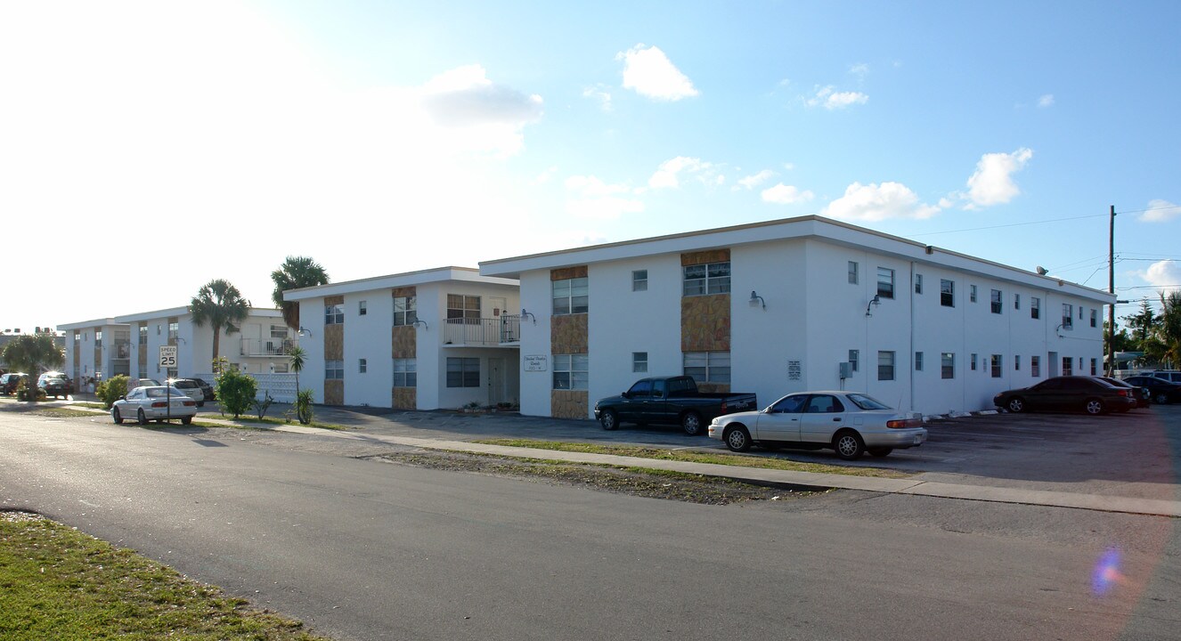 Cleveland Paradise Apartments in Hollywood, FL - Foto de edificio