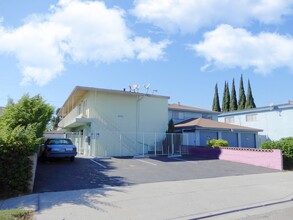 6029 Cherry Ave in Long Beach, CA - Building Photo - Primary Photo