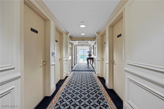 7117 Pelican Bay Blvd in Naples, FL - Foto de edificio - Building Photo