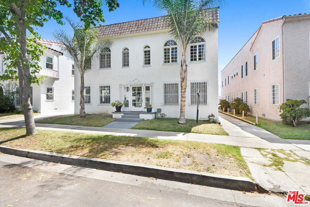 442 N Orange Grove Ave in Los Angeles, CA - Building Photo