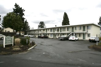 CRYSTAL SPRINGS CONDOMINIUMS in Portland, OR - Building Photo - Building Photo