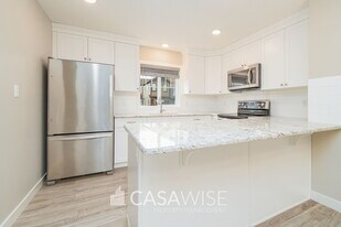 1005-1005 Graydon Hill Blvd SW in Edmonton, AB - Building Photo