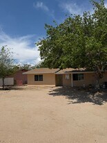16340 Smoke Tree St in Hesperia, CA - Building Photo