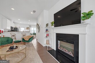 909 Ambient Way in Atlanta, GA - Foto de edificio - Building Photo