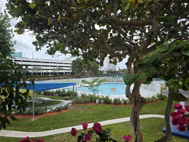 7424 SW 82nd St in Miami, FL - Building Photo - Building Photo