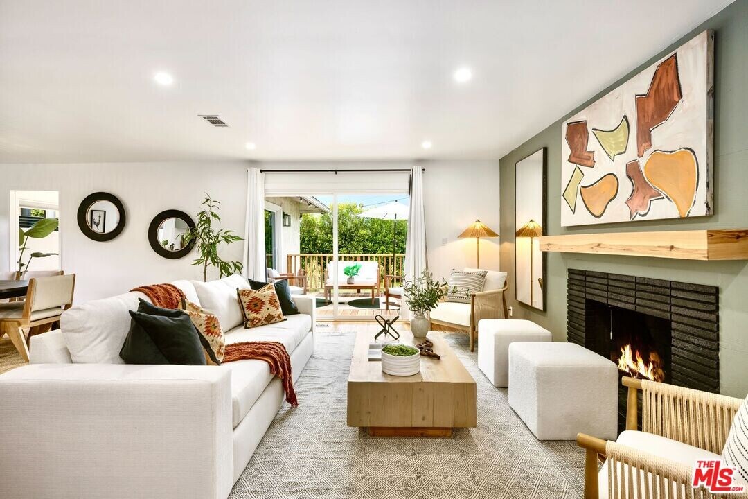2006 W 21st St in Los Angeles, CA - Building Photo